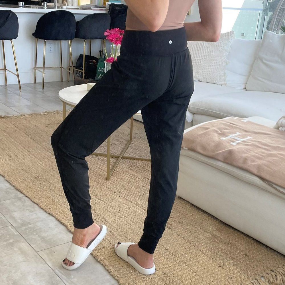 lululemon athletica - Size 4 - Black mesh joggers with built-in boy short liner